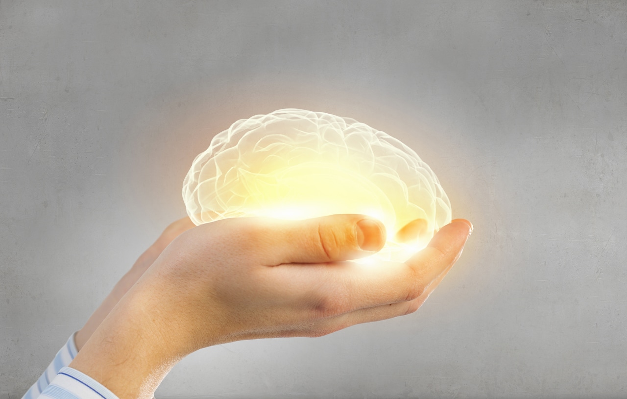 Ein leuchtendes Gehirn als Symbol für Gesundheit und Demenzvorbeugung