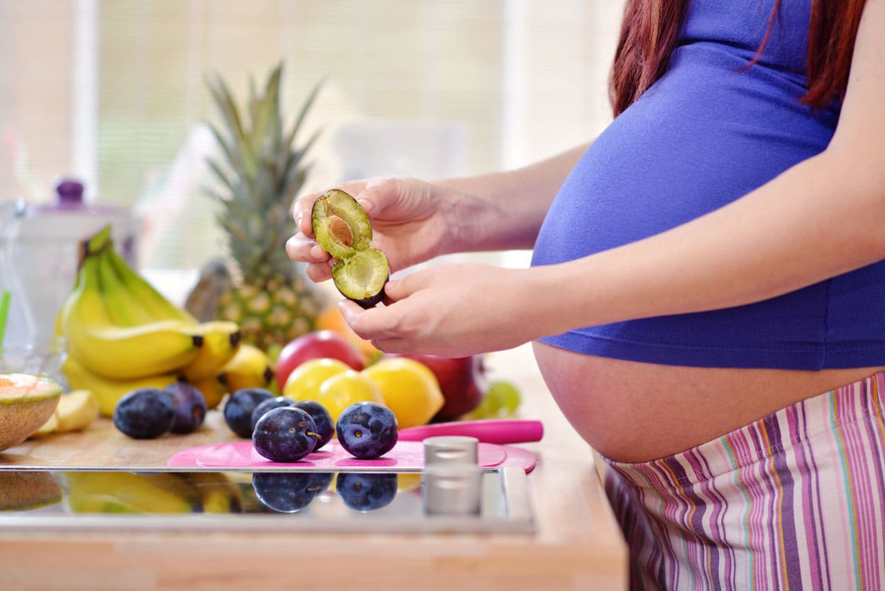 Eine schwangere Frau mit Essen