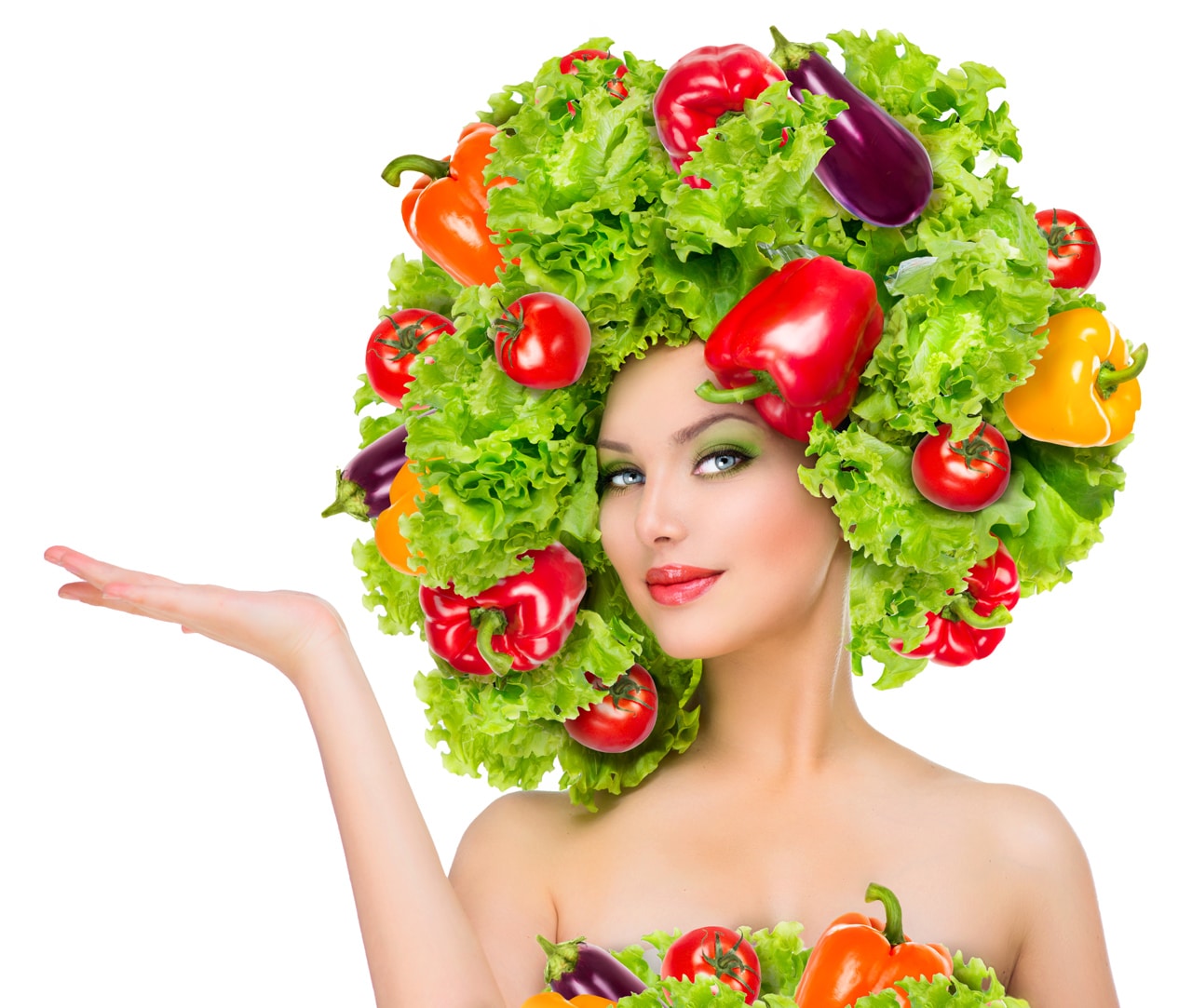 Eine Frau mit verschiedenem Gemüse am Kopf
